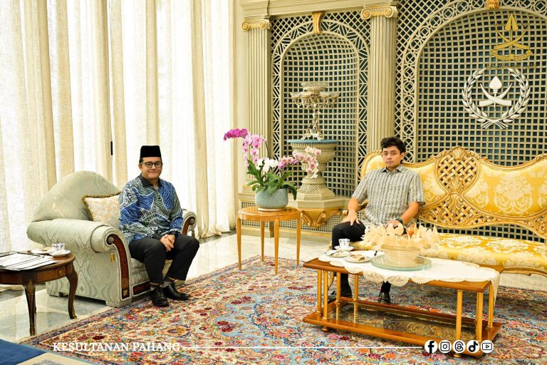 KDPM TENGKU MAHKOTA PAHANG TERIMA MENGADAP PRESIDEN MAJLIS BELIA MALAYSIA