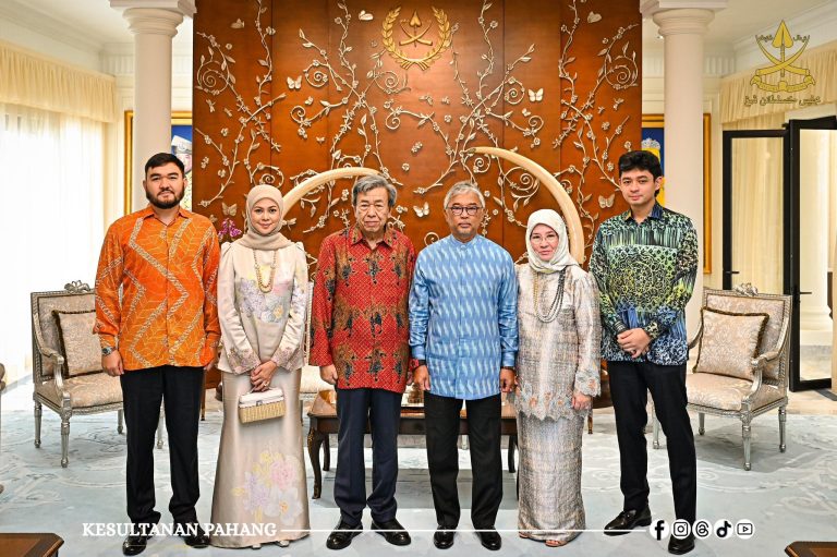 DYMM SULTAN SELANGOR DAN DYMM TENGKU PERMAISURI SELANGOR BERKENAN BERANGKAT KE MAJLIS SANTAPAN TENGAHARI DI ISTANA ABDULAZIZ
