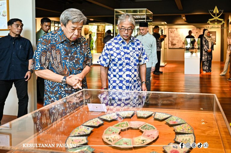 KDPB SULTAN PAHANG DAN KDPB TENGKU AMPUAN PAHANG BERSAMA-SAMA DYMM SULTAN SELANGOR DAN DYMM TENGKU PERMAISURI SELANGOR MELAWAT PEKAN BANDAR DIRAJA