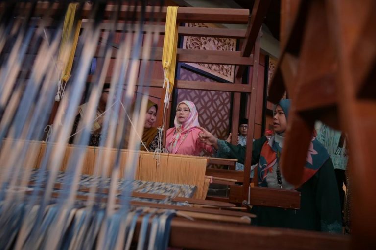 PIALA TUNKU AZIZAH – PERTANDINGAN TENUN PAHANG DIRAJA TERIMA SAMBUTAN LUAR BIASA DENGAN 103 PENYERTAAN SELURUH NEGARA