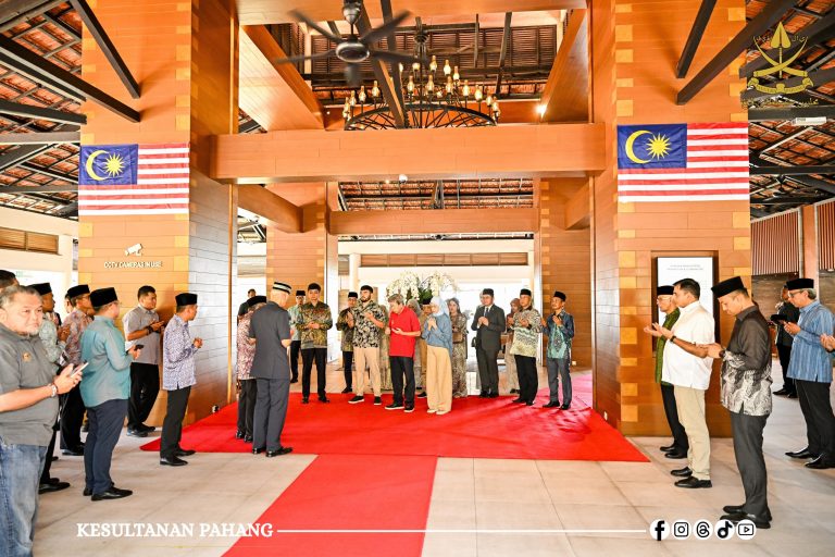 KDPM TENGKU MAHKOTA PAHANG BERANGKAT MEMULIAKAN KEBERANGKATAN PULANG DYMM SULTAN SELANGOR, DYMM TENGKU PERMAISURI SELANGOR DAN DYTM RAJA MUDA SELANGOR