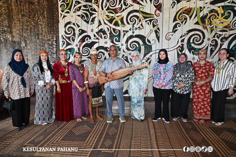 KDPB SULTAN PAHANG DAN KDPB TENGKU AMPUAN PAHANG BERANGKAT MELAWAT KAMPUNG BUDAYA SARAWAK