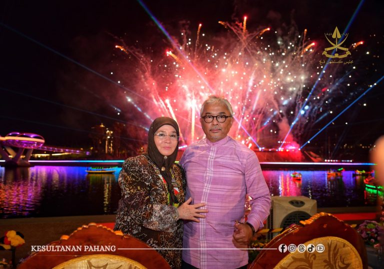 KDPB SULTAN PAHANG DAN KDPB TENGKU AMPUAN PAHANG BERANGKAT KE MAJLIS PERASMIAN FESTIVAL GENDANG SARAWAK 2025