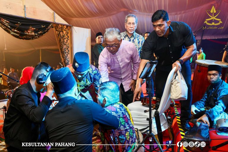 KDPB SULTAN PAHANG BANTU PESERTA PERTANDINGAN BERMUKUN PENGSAN DI ATAS PENTAS