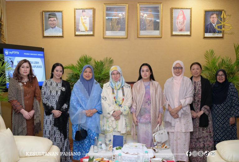 KDPB TENGKU AMPUAN PAHANG BERKENAN BERANGKAT KE BORNEO INTERNATIONAL TEXTILE FESTIVAL 2025 DI SARAWAK