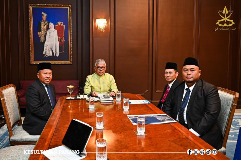 KDPB SULTAN PAHANG TERIMA MENGADAP QADHI DAERAH JENGKA, PENGARAH PERHUTANAN NEGERI PAHANG DAN PENGARAH JABATAN PENGAIRAN DAN SALIRAN PAHANG