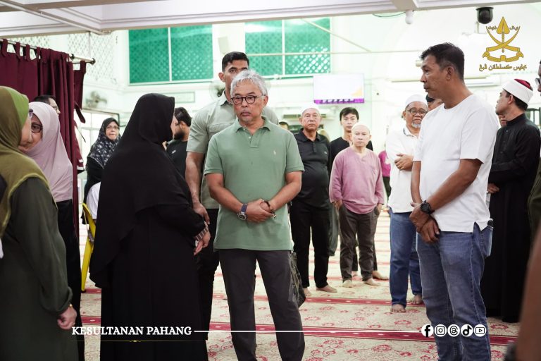 KDPB SULTAN PAHANG ZIARAH JENAZAH BEKAS PENGELOLA ISTANA ABDULAZIZ