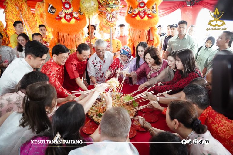 KDPB SULTAN PAHANG DAN KDPB TENGKU AMPUAN PAHANG BERANGKAT KE RUMAH TERBUKA TAHUN BARU CINA
