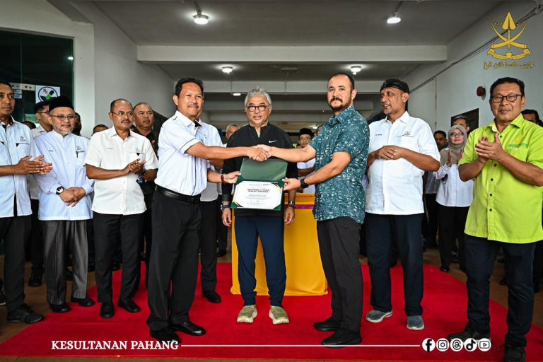 KDPB SULTAN PAHANG BERKENAN LANCAR BOT WAKAF PAHANG