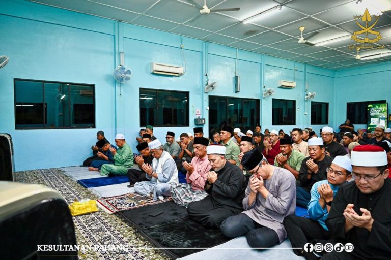 KDPB SULTAN PAHANG BERKENAN SOLAT SUBUH DI MASJID JAMEK KAMPUNG TEKEK