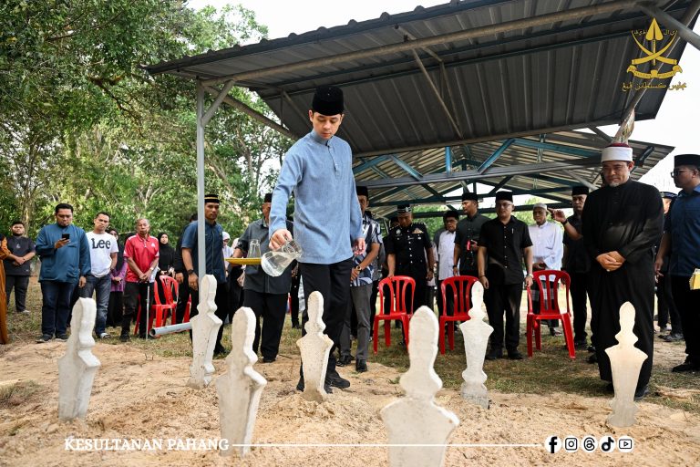 KDPM TENGKU MAHKOTA PAHANG BERKENAN ZIARAH WARIS LIMA SEKELUARGA YANG TERBUNUH DI CHERATING
