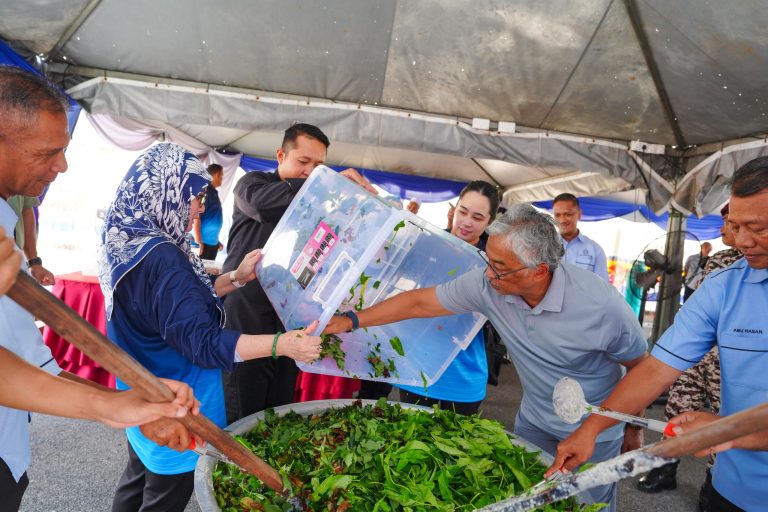 KDPB SULTAN PAHANG BERKENAN MEMASAK BUBUR LAMBUK UNTUK PENGHUNI PENJARA PENOR