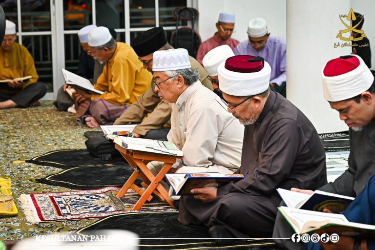 KDPB SULTAN PAHANG, KDPB TENGKU AMPUAN PAHANG SOLAT SUBUH DI MASJID KOTASAS