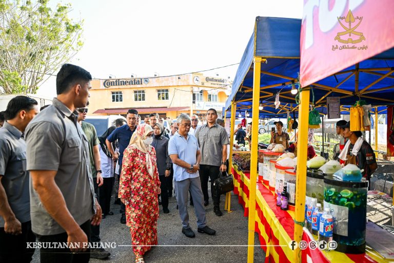 KDPB SULTAN PAHANG DAN KDPB TENGKU AMPUAN PAHANG BERKENAN BERANGKAT KE BAZAR RAMADAN BUKIT DESA SEMANTAN