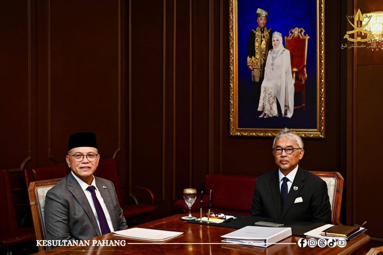 KDPB SULTAN PAHANG TERIMA MENGADAP YAB MENTERI BESAR PAHANG