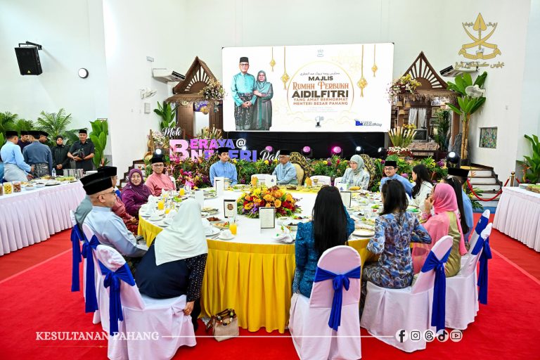 KEBERANGKATAN KDPB SULTAN PAHANG DAN KDPB TENGKU AMPUAN PAHANG MERIAHKAN SAMBUTAN RUMAH TERBUKA AIDILFITRI YAB MENTERI BESAR PAHANG