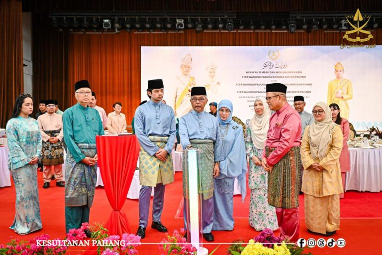 KDPB SULTAN PAHANG DAN KDPB TENGKU AMPUAN BERKENAN BERANGKAT KE MAJLIS JAMUAN RAYA PARLIMEN BERA DAN KOSMA
