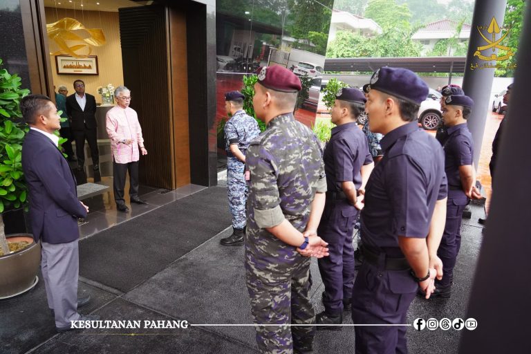 KDPB SULTAN PAHANG BERKENAN TERIMA MENGADAP 15 ANGGOTA PENGIRING RAPAT ISTANA PAHANG BAKAL JALANI KURSUS ASAS PAYUNG TERJUN SIRI 2