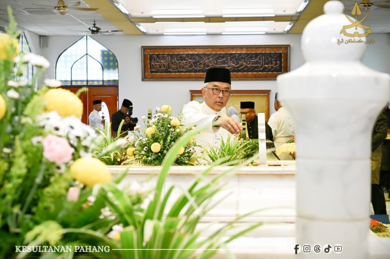 KDPB SULTAN PAHANG, KDPB TENGKU AMPUAN PAHANG DAN KDPM TENGKU MAHKOTA PAHANG BERANGKAT KE MAKAM DIRAJA SEMPENA ISTIADAT HARI HOL