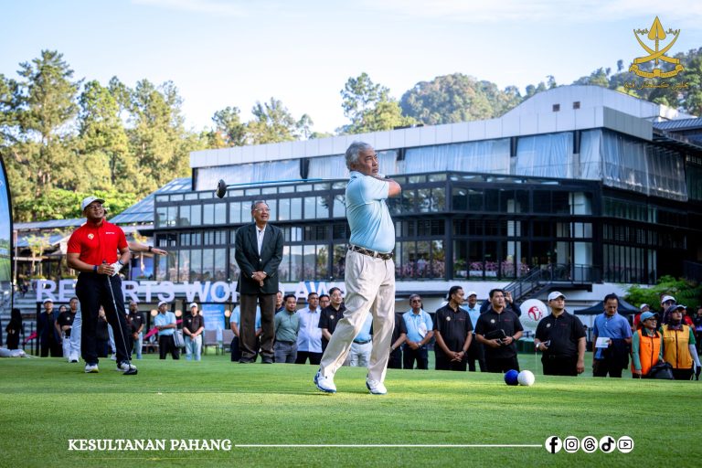 KDPB SULTAN PAHANG BERKENAN SEMPURNAKAN PEMBUKAAN PADANG GOLF RESORTS WORLD AWANA