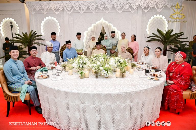 KDPB SULTAN PAHANG, KDPB TENGKU AMPUAN PAHANG BERANGKAT KE MAJLIS PERNIKAHAN YM DATO’ INDERA PUTERI MUNAWARAH SYAMMIYAH DAN DR. AMIN AZNIZAN