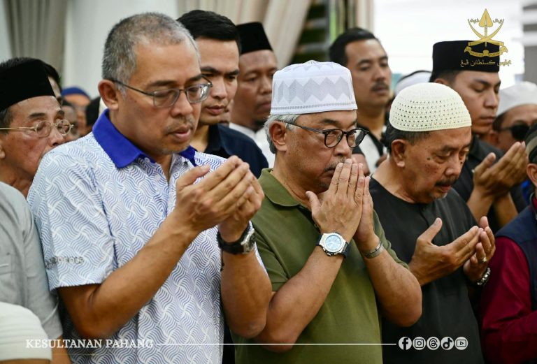 KDPB SULTAN PAHANG ZIARAH JENAZAH ALLAHYARHAM DATO’ HJ. ABDUL RAZAK