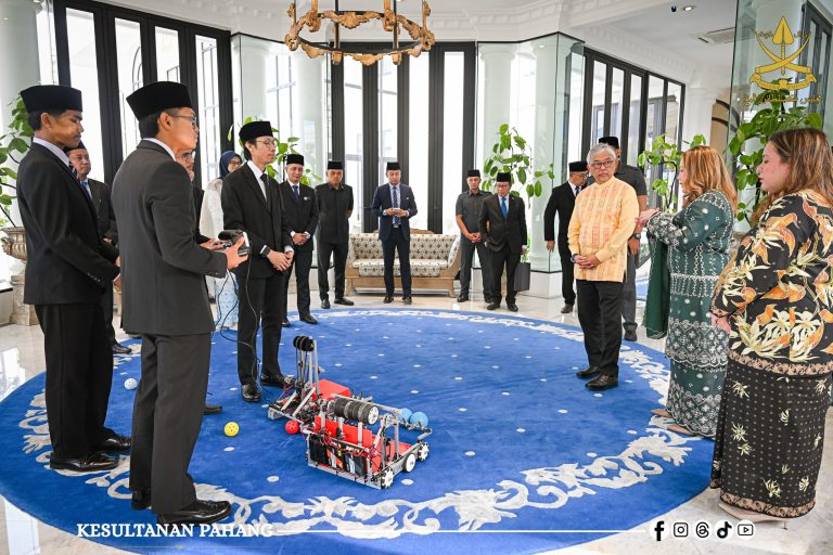 KDPB SULTAN PAHANG BERKENAN MENERIMA MENGADAP ROBOTICIST DAN PASUKAN ALMISS