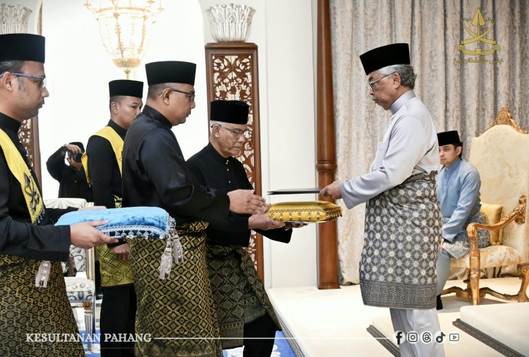 KDPB SULTAN PAHANG BERKENAN KURNIA SURAT CARA PELANTIKAN PENASIHAT UNDANG-UNDANG NEGERI YANG BAHARU