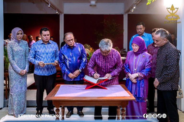 KDPB SULTAN PAHANG DAN KDPB TENGKU AMPUAN PAHANG BERANGKAT KE MAJLIS JAMUAN DIRAJA DAN PELANCARAN BUKU DAULAT TUANKU