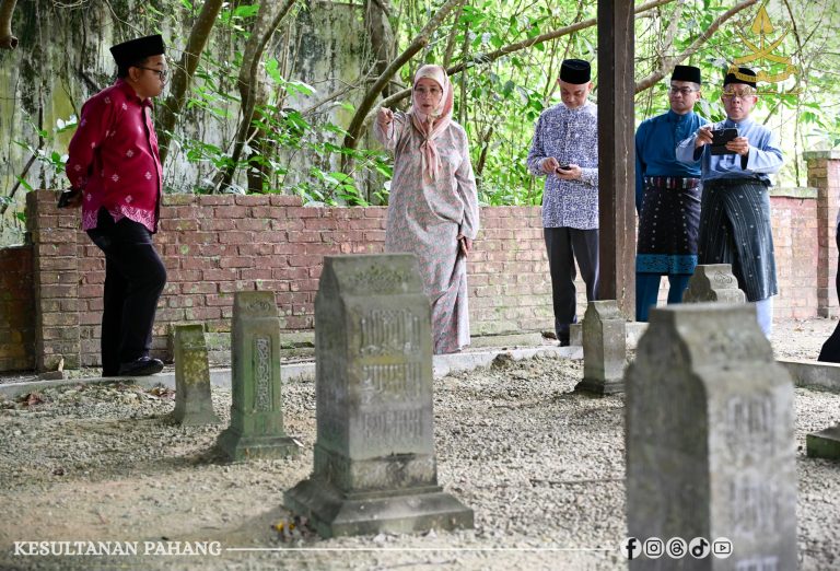 KDPB TENGKU AMPUAN PAHANG BERKENAN BERANGKAT KE MAKAM-MAKAM DIRAJA SEKITAR PEKAN